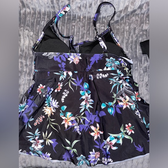 Tankini (S) swimsuit Floral Print w/black bottoms(with floral print on the top). - Picture 5 of 10